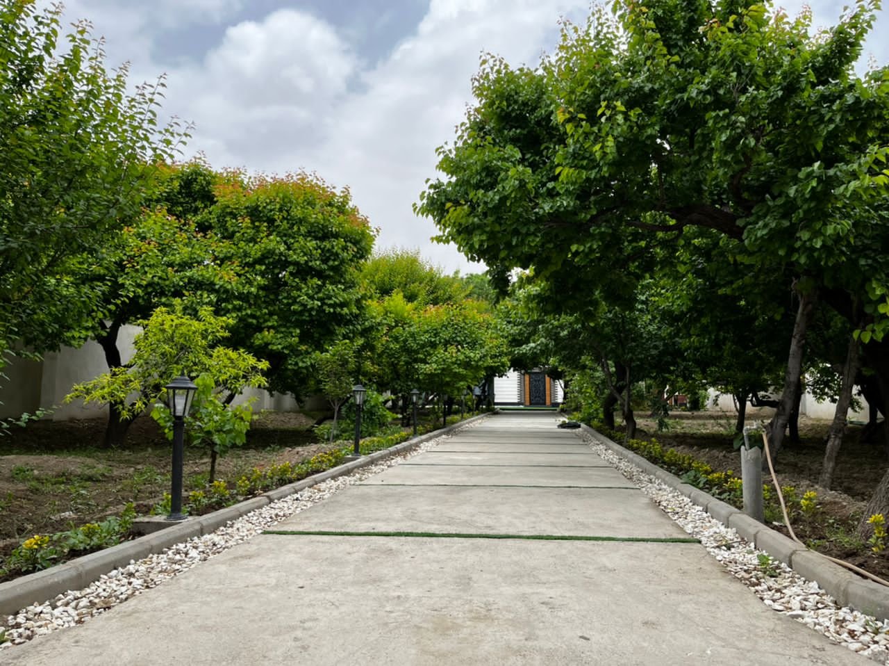 یک خوابه استخر آبگرم باغ مدرن